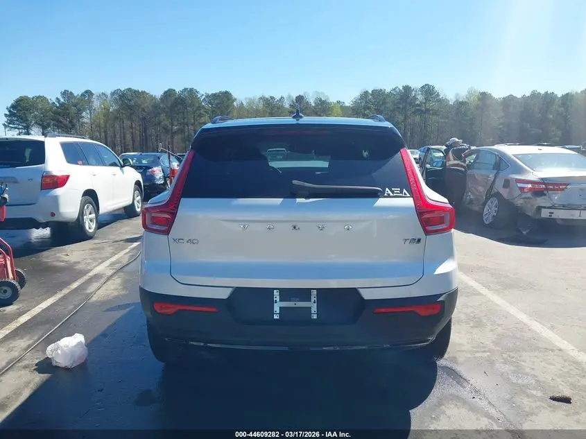 2022 VOLVO XC40 T5 R-DESIGN