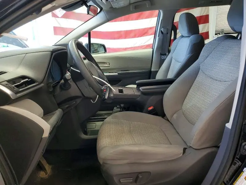 2021 TOYOTA SIENNA LE  