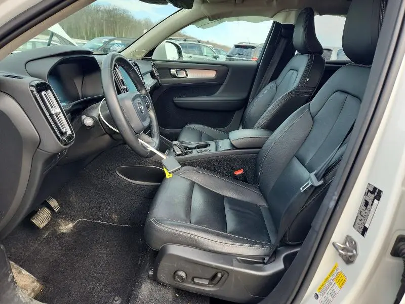 2020 VOLVO XC40 T5 MOMENTUM  