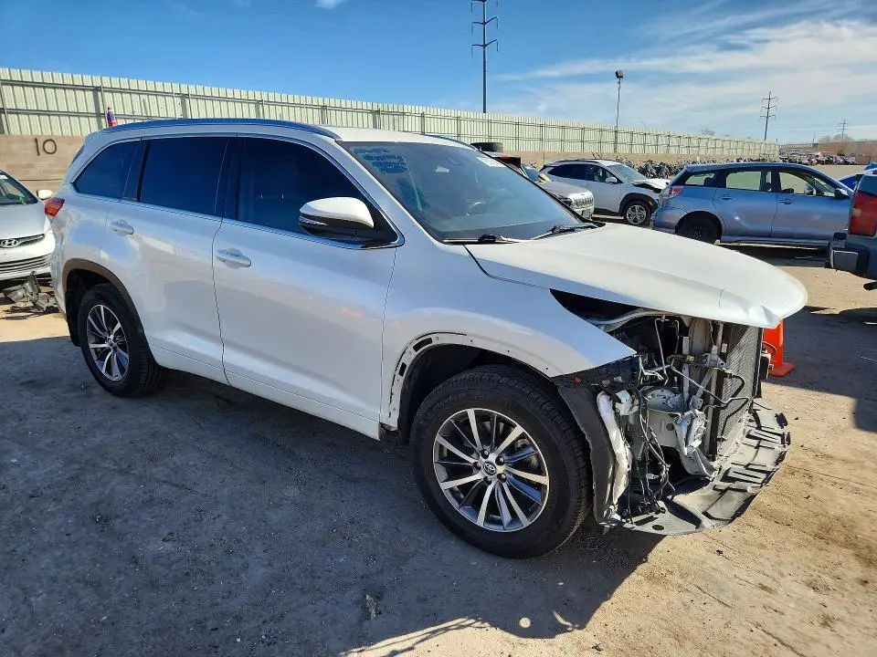2017 TOYOTA HIGHLANDER SE  