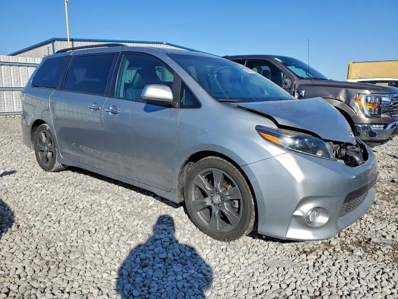 2017 TOYOTA SIENNA SE  
