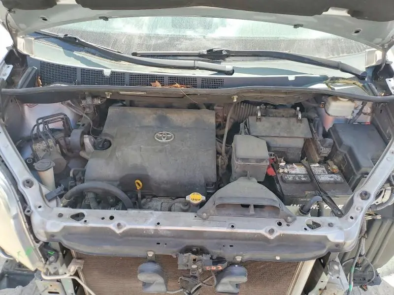 2012 TOYOTA SIENNA LE 8-PASSENGER  