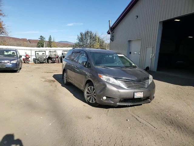 2016 TOYOTA SIENNA XLE