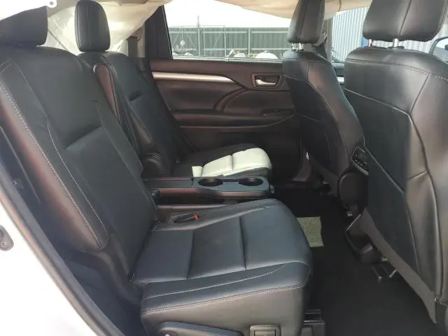 2018 TOYOTA HIGHLANDER SE  