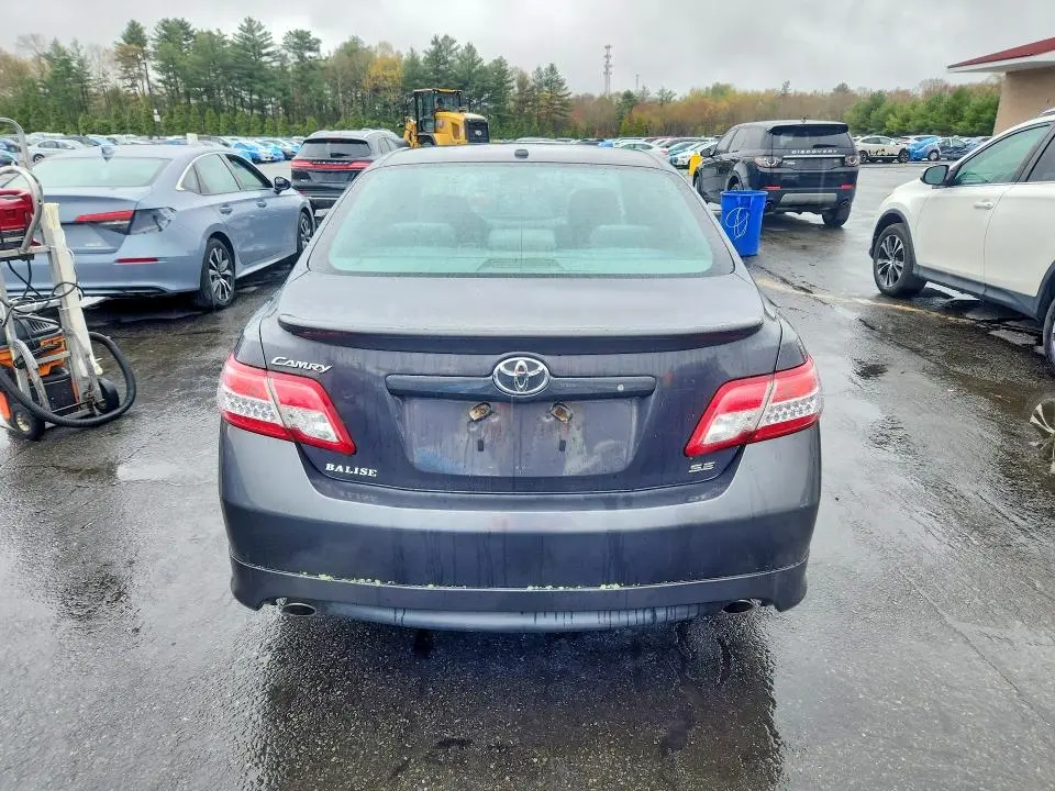 2011 TOYOTA CAMRY SE  