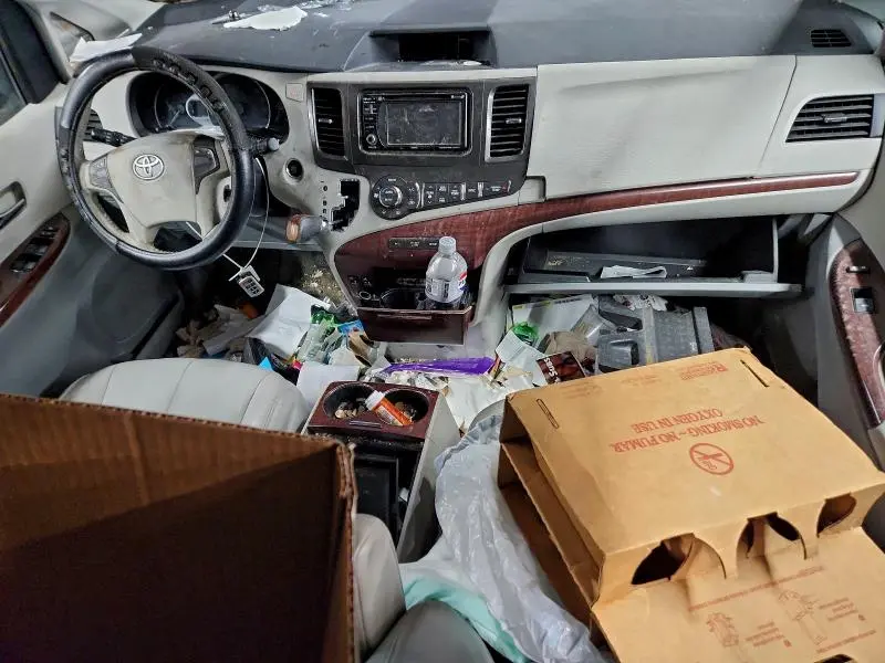 2013 TOYOTA SIENNA XLE  