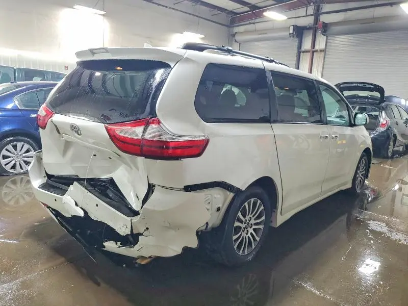 2019 TOYOTA SIENNA XLE  