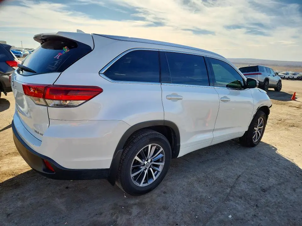 2017 TOYOTA HIGHLANDER SE  
