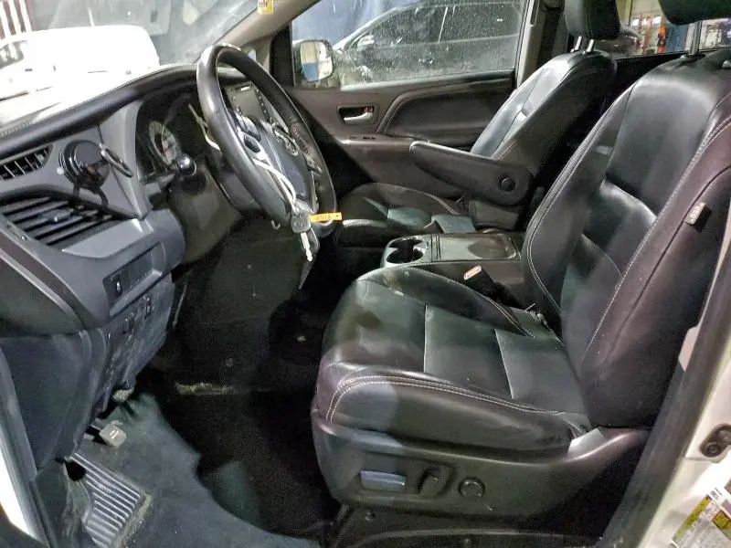 2018 TOYOTA SIENNA SE  