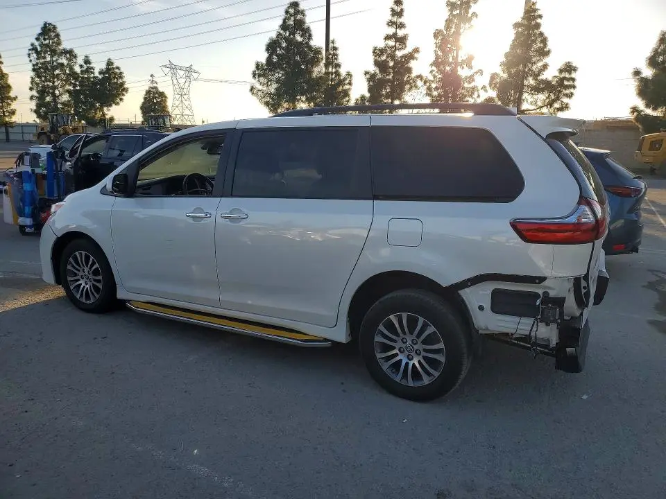2020 TOYOTA SIENNA XLE  