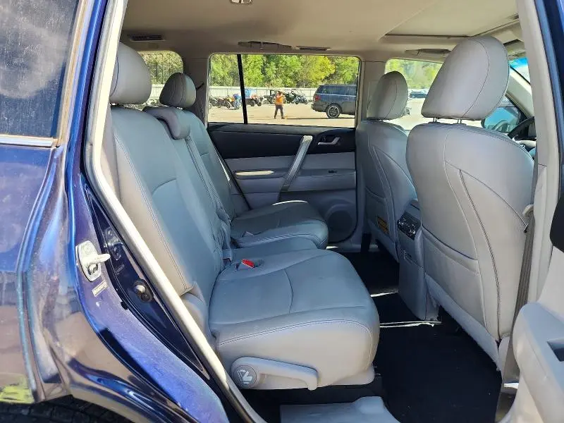 2013 TOYOTA HIGHLANDER SE  