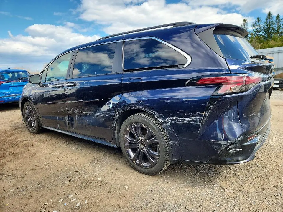 2022 TOYOTA SIENNA LE  