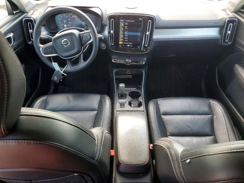 2022 VOLVO XC40 T4 MOMENTUM  