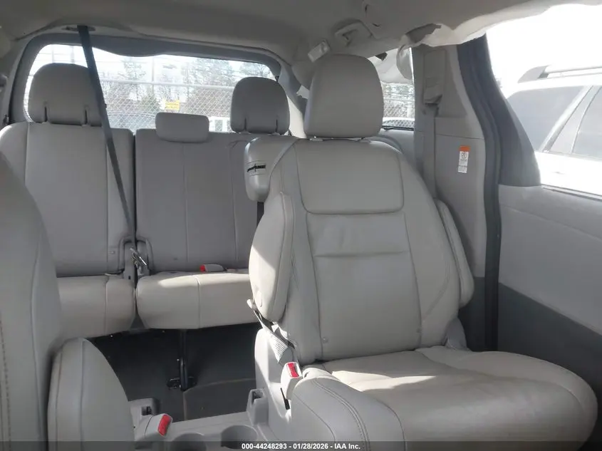 2020 TOYOTA SIENNA XLE