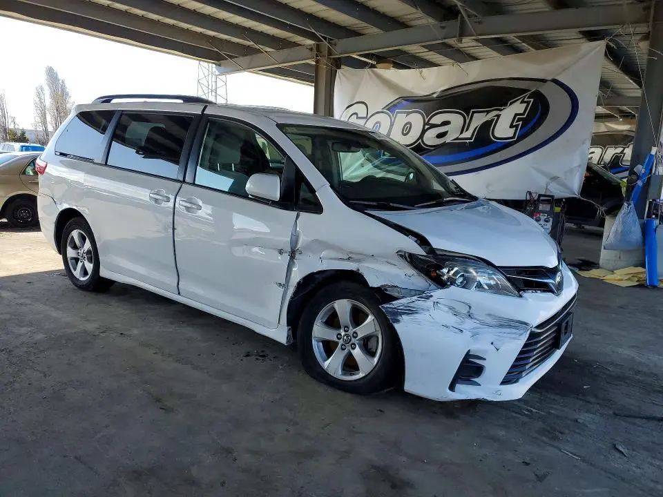 2019 TOYOTA SIENNA LE  