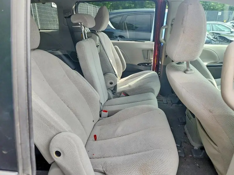 2013 TOYOTA SIENNA LE  