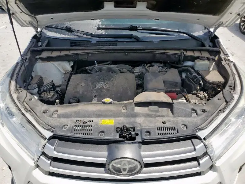 2017 TOYOTA HIGHLANDER SE  