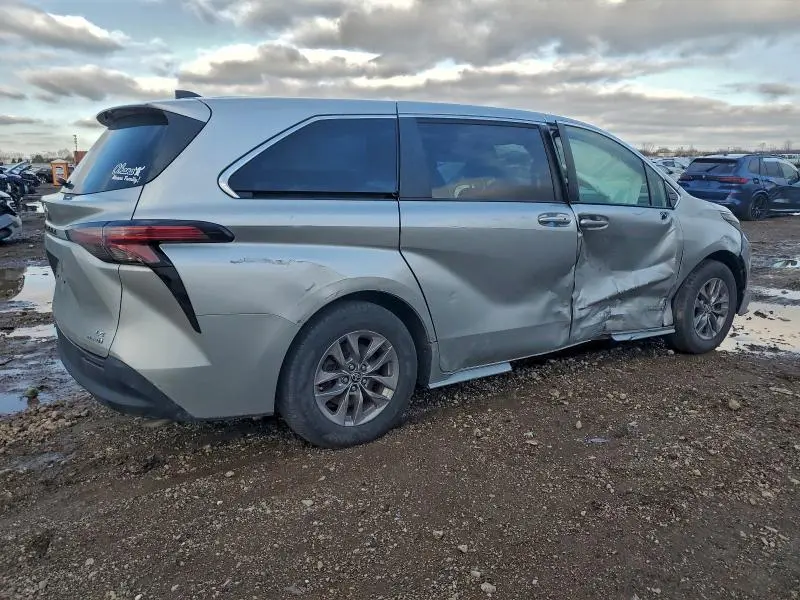 2021 TOYOTA SIENNA LE  