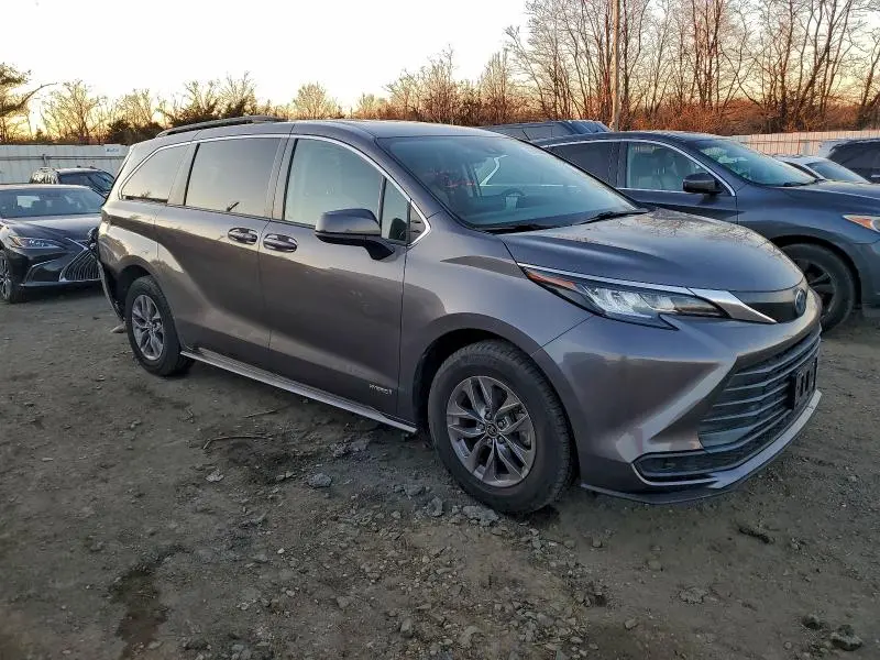 2021 TOYOTA SIENNA LE  