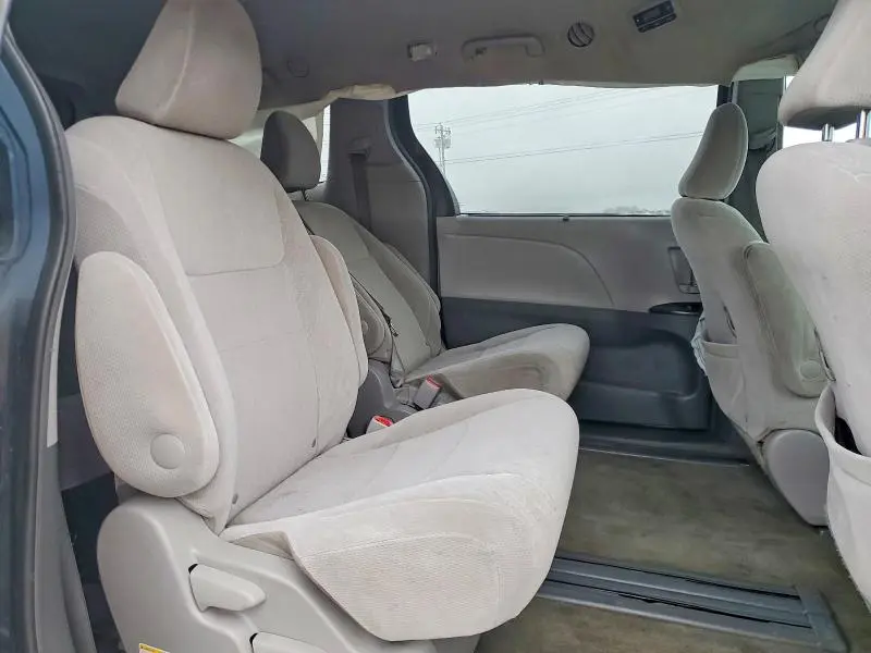 2017 TOYOTA SIENNA LE  