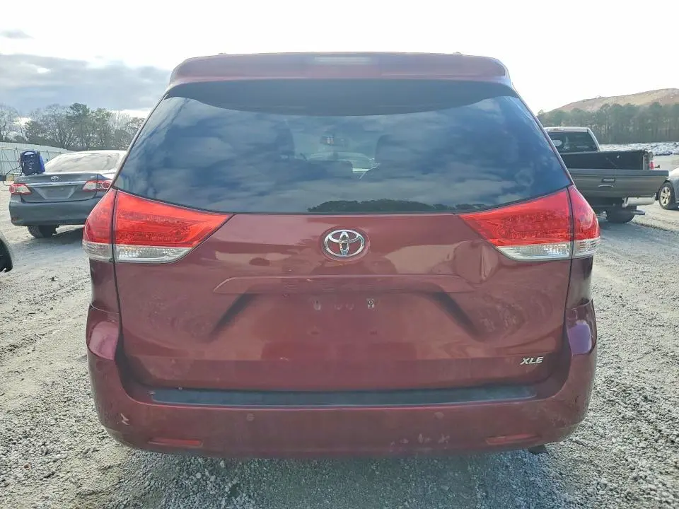 2013 TOYOTA SIENNA XLE  