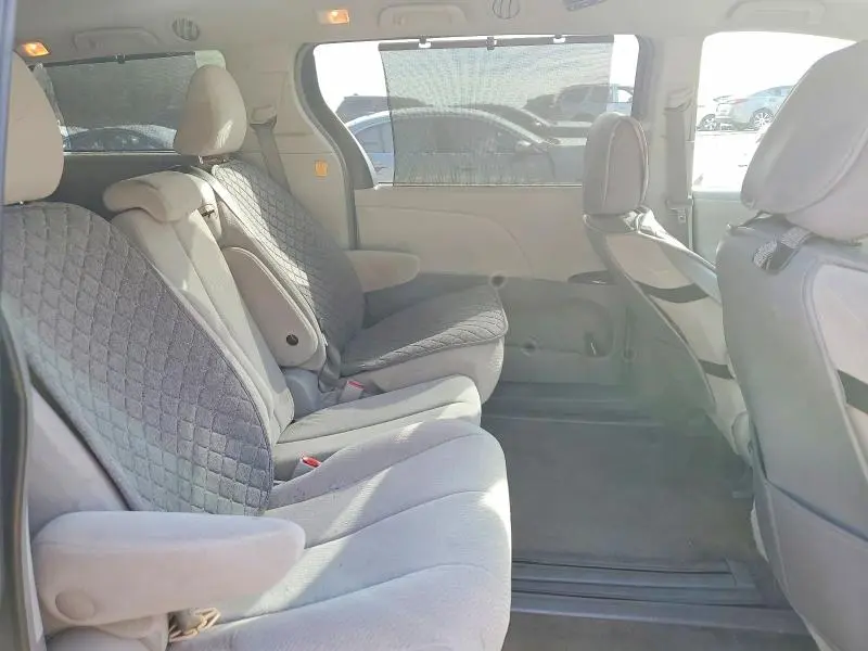 2013 TOYOTA SIENNA LE  