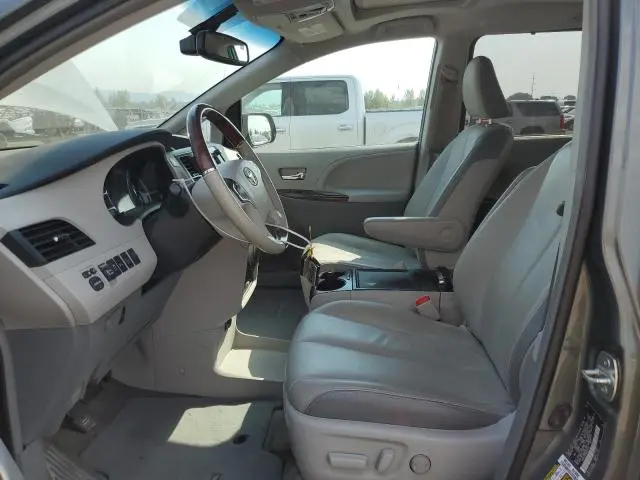 2013 TOYOTA SIENNA XLE  