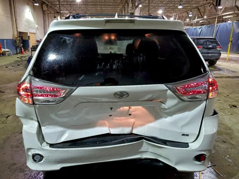2018 TOYOTA SIENNA SE  