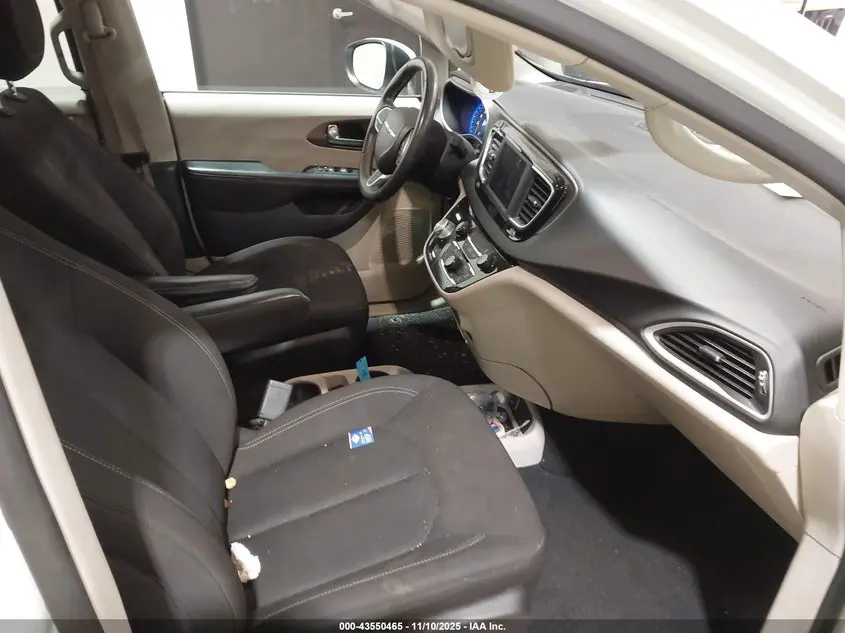 2022 CHRYSLER VOYAGER LX