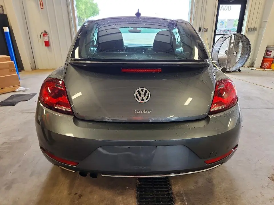 2018 VOLKSWAGEN BEETLE SE  