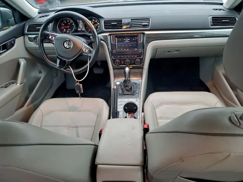 2018 VOLKSWAGEN PASSAT SE  