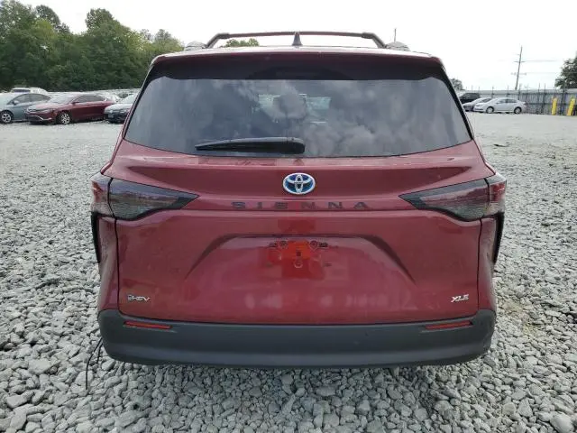 2025 TOYOTA SIENNA XLE