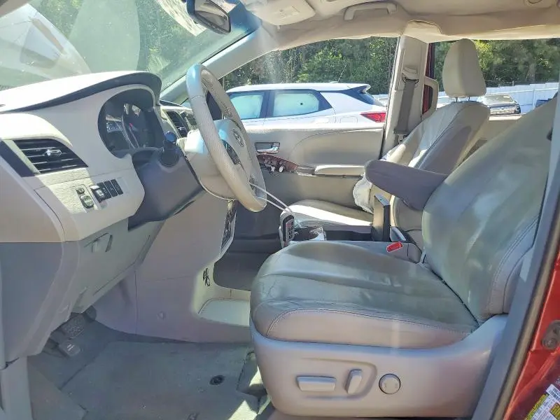 2014 TOYOTA SIENNA XLE 8-PASSENGER  