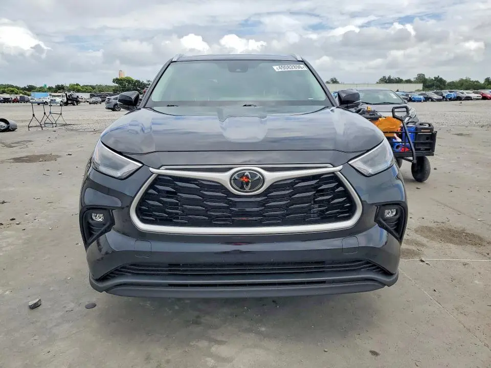 2024 TOYOTA HIGHLANDER XLE  