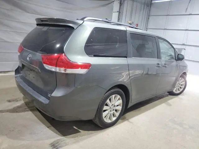 2013 TOYOTA SIENNA LE  