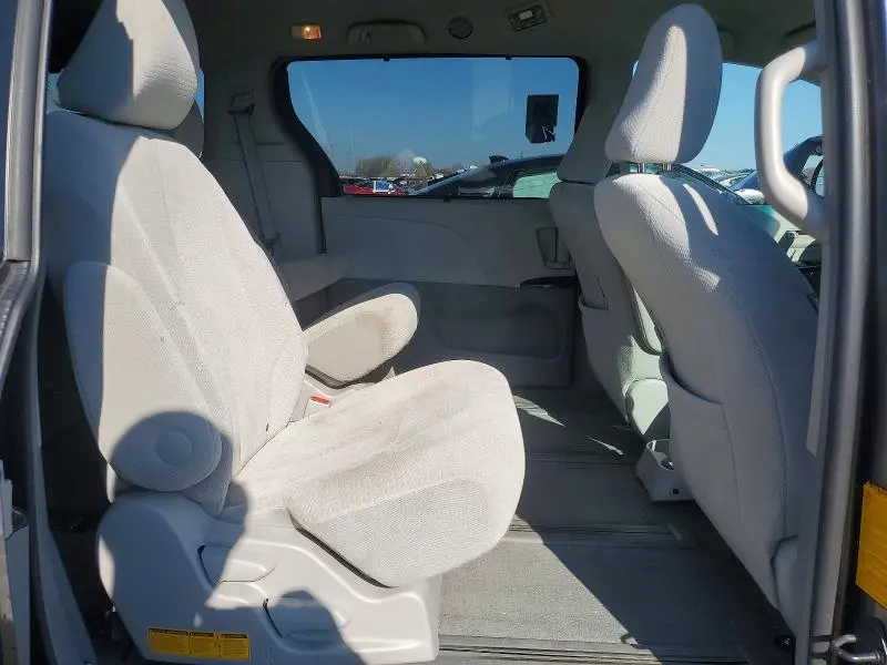 2014 TOYOTA SIENNA LE  