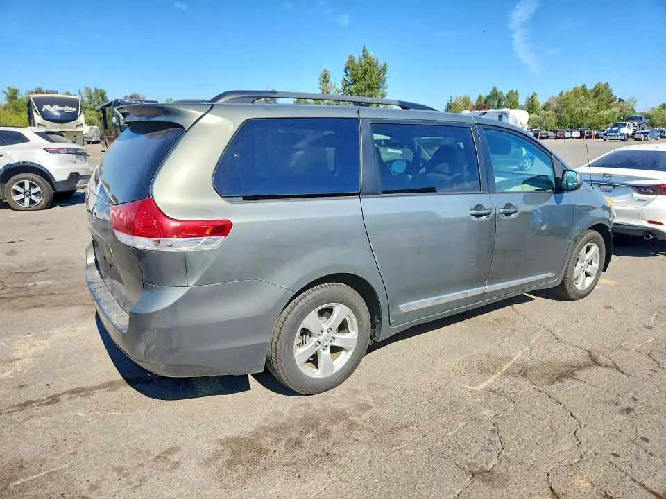 2013 TOYOTA SIENNA LE  