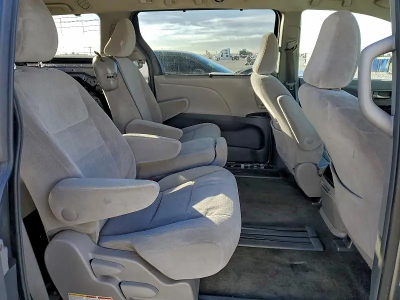 2017 TOYOTA SIENNA LE  