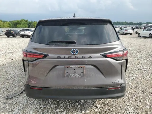 2022 TOYOTA SIENNA XLE  