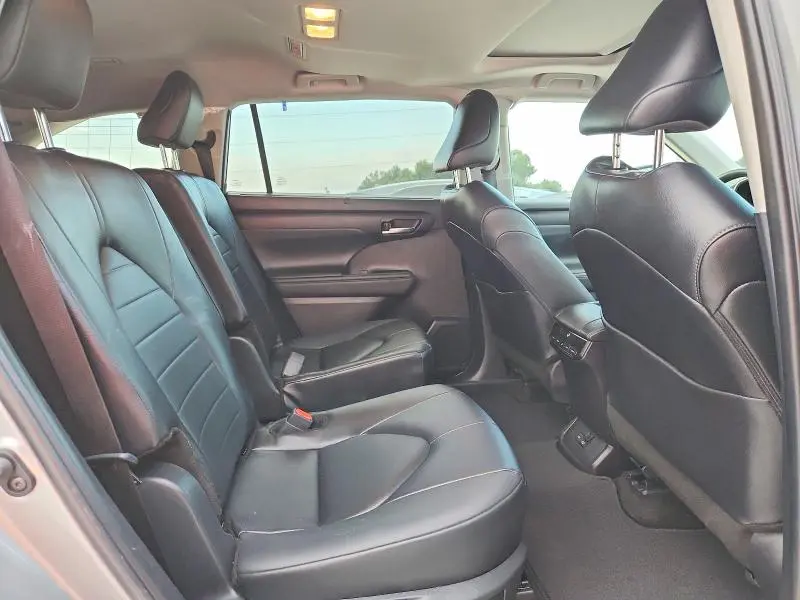 2025 TOYOTA HIGHLANDER XLE  