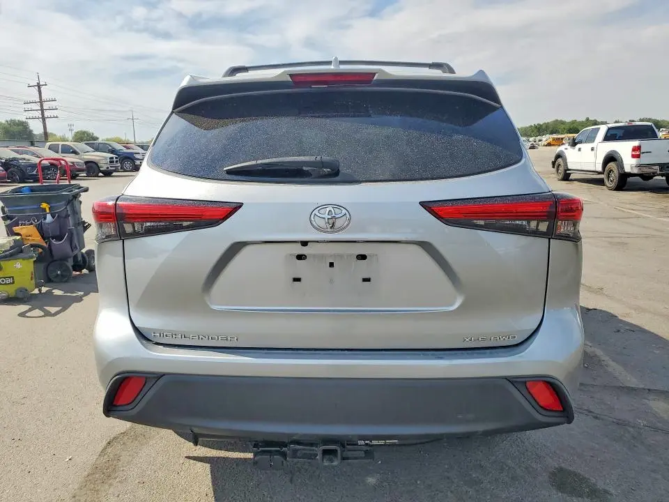 2021 TOYOTA HIGHLANDER XLE  