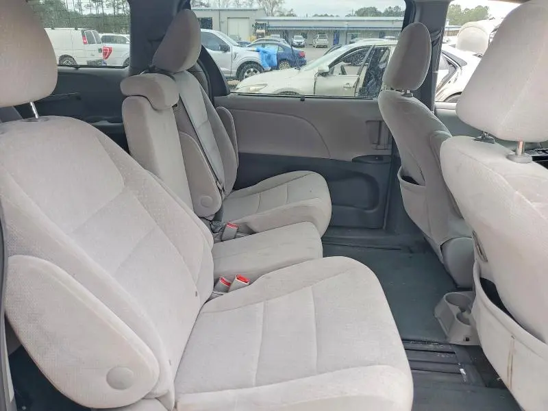 2017 TOYOTA SIENNA LE  