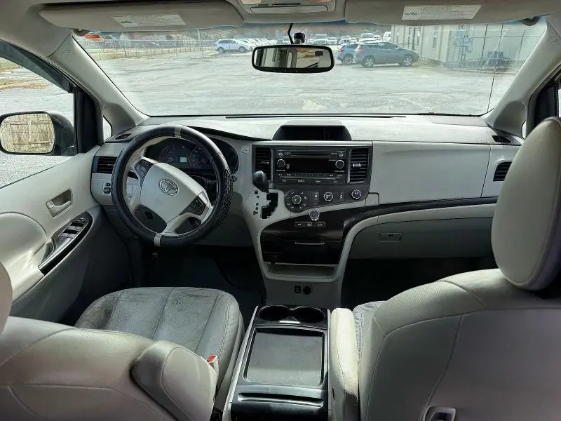 2011 TOYOTA SIENNA LE  