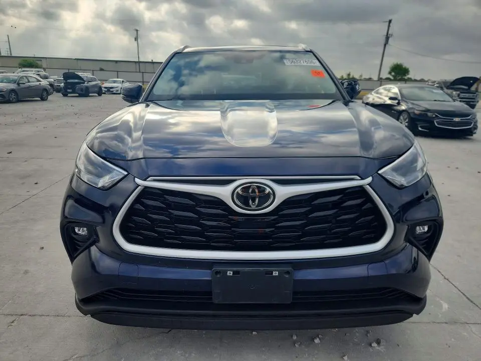 2024 TOYOTA HIGHLANDER XLE  