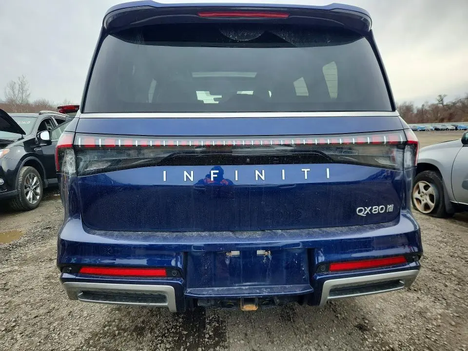 2025 INFINITI QX80 LUXE  