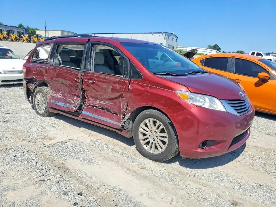 2014 TOYOTA SIENNA XLE 8-PASSENGER  