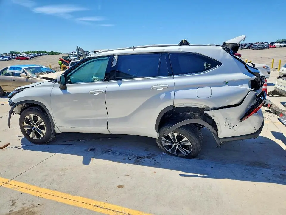 2022 TOYOTA HIGHLANDER XLE  