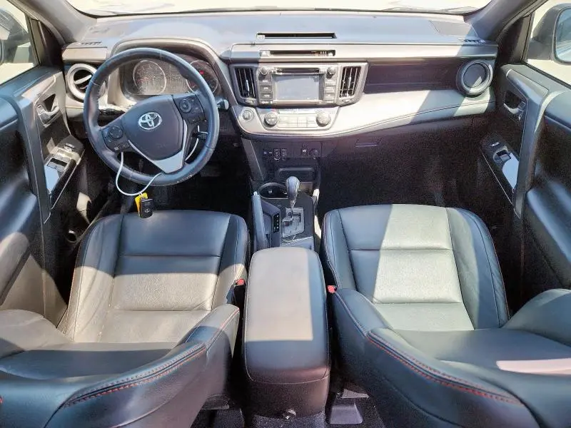 2018 TOYOTA RAV4 SE  
