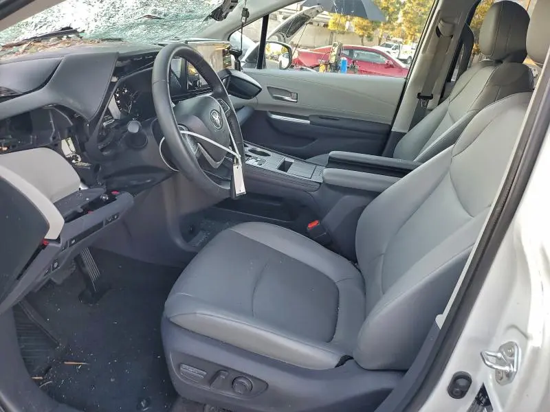 2021 TOYOTA SIENNA XLE  