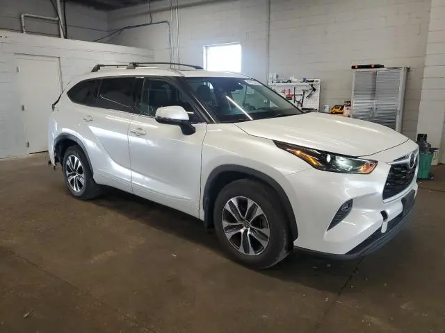 2022 TOYOTA HIGHLANDER XLE  